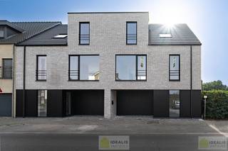 !! GELIEVE U ENKEL PER MAIL AAN TE MELDEN !!NIEUWBOUWWONING IN HET CENTRUM VAN HAMONT – DE WONING OMVAT EEN HEERLIJKE OPEN LEEFRUIMTE MET LOFTALLURES...