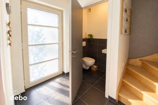 Startprijs vanaf 350000 euro. Ieder bod vanaf deze prijs zal voorgelegd worden aan de eigenaar. <br /><br />Bent u op zoek naar een <strong>verzorgde, instapklare woning met veel ruimte, een aangename tuin én een gunstige energiescore</strong>? Dan is deze hoekwoning absoluut een bezoek waard te Deerlijk in een kindvriendelijke wijk. <br />Bij het binnenkomen komt u terecht in de inkomhal met afzonderlijk gastentoilet. De woning beschikt over een <strong>ruime en lichtrijke leefruimte</strong>, waar de zit- en eetplaats mooi in elkaar overvloeien. Dankzij de grote raampartijen geniet u hier van veel natuurlijk licht en een aangenaam zicht op de tuin.<br /><br />Aansluitend bevindt zich de <strong>ruime, praktisch ingerichte keuken</strong>, voorzien van voldoende kastruimte en alle nodige comfort. Vanuit de leefruimte is er een vlotte verbinding met het terras en de tuin.<br /><br />Buiten geniet u van een <strong>mooi aangelegde, volledig omheinde tuin</strong> met terras, een tuinhuis en veel privacy. Een heerlijke plek om in alle rust van zonnige dagen te genieten. Ook de verzorgde zijtuin zorgt voor extra ruimte rondom de woning en uitweg.<br /><br />De woning telt <strong>3 slaapkamers</strong>, waarvan <strong>2 voorzien van airconditioning</strong>. De ruime badkamer is uitgerust met zowel een <strong>ligbad als een afzonderlijke douche</strong>, een dubbel lavabomeubel en 2de toilet.<br /><br />Een belangrijke extra troef is de <strong>ruime inpandige garage</strong>, die naast plaats voor een wagen ook heel wat praktische berg- en wasruimte biedt. Vooraan is bovendien voldoende parkeergelegenheid op eigen terrein.<br />Ook energetisch scoort deze woning uitstekend: met <strong>15 zonnepanelen en een EPC van slechts 171 kWh/m² (Label B)</strong>-UC 2895126 - geniet u van een energiezuinige woning zonder renovatieverplichting.<br /><strong>Troeven:</strong>
<ul>
<li><span>Instapklaar en uitstekend onderhouden </span></li>
<li><span>3 slaapkamers </span></li>
<li><span>Airconditioning in 2 slaapkamers </span></li>
<li><span><strong>15 zonnepanelen</strong> </span></li>
<li><span>Ruime en lichtrijke leefruimte </span></li>
<li><span>Ruime keuken </span></li>
<li><span>Badkamer met ligbad én douche </span></li>
<li><span>Inpandige garage </span></li>
<li><span>Mooie, volledig omheinde tuin </span></li>
<li><span>Tuinhuis </span></li>
<li><span>Parkeergelegenheid op eigen terrein </span></li>
</ul>
<strong>Kortom:</strong> een bijzonder verzorgde en energiezuinige gezinswoning waar ruimte, comfort, een mooie tuin en hedendaagse technieken perfect samenkomen. <strong>Volledig instapklaar en klaar voor nieuwe bewoners!</strong>