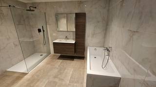 <strong>Recent appartement met 2 slaapkamers in Eisden.</strong><br /><br />Centrale  ligging nabij de Pauwengraaf en het commercieel centrum van M2, Maasmechelen Village, de autostrades richting NL. en Brussel/Antwerpen. <br /><br />Dit modern appartement bestaat uit :<br />Een inkomhal, een leefruimte met een open keuken. Van hieruit heeft men toegang tot het terras aan de achterkant van het gebouw.<br />Verder is er nog een gastentoilet, een badkamer met inloopdouche, bad, dubbel badkamermeubel en toilet, 2 ruime slaapkamers en berging.<br /><br />Er is een autostaanplaats beschikbaar bij het appartement. Verwarming op aardgas.<br /><br />Dit appartement is beschikbaar vanaf 1 mei 2026.<br /><br />De gemeenschappelijke kosten bedragen €30 per maand.<br /><br />Bij interesse kan u best uw telefoonnummer nalaten zodat wij u kunnen contacteren.<br />Alle kandidaat-huurders worden opgebeld in volgorde zoals de aanvragen binnenkomen.<br />Bedankt voor uw geduld.