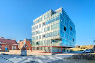 Ontdek dit unique instapklaar 2-slaapkamerappartement op de residentiële site van het voormalige Militair Hospitaal te Oostende. Een exclusieve woonomgeving, omringd door natuur en de rust , op een boogscheut van zee en strand. Het appartement beschikt over twee ruime slaapkamers, waarvan één met aansluitende dressing of mogelijkheid tot het creëren van een derde slaapkamer of bureau. De ruime woonkamer met hoge plafonds en grote raampartijen sluit naadloos aan op de open, volledig ingerichte keuken met praktische berging. Zuidgerichte tuin met zonneterras. Er is een private kelder en de mogelijkheid om een garagebox bij aan te kopen. Hier woont u in een oase van rust aan de rand van de stad, langs een prachtige 10 km lange duinengordel. Ideaal voor wie houdt van ruimte, natuur en comfort dicht bij zee.