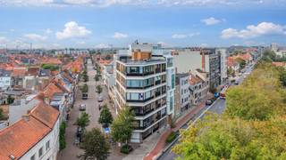<p><strong>Instapklaar 2-slaapkamerappartement van 67 m² op de 3de verdieping, met lift en private kelderberging, gelegen in de Werkzaamheidstraat 1 te Oostende.<br /><br /></strong></p>
<p>Op zoek naar een<span> </span><strong>betaalbaar appartement op een uitstekende locatie in Oostende</strong>? Dit appartement combineert een praktische indeling met een zeer goede ligging en is daardoor interessant als<span> </span><strong>eigen woonst, tweede verblijf of investering</strong>.<br /><br /></p>
<h3>Comfortabel wonen op een centrale ligging</h3>
<p>Het appartement bevindt zich op de<span> </span><strong>3de verdieping van een gebouw met lift</strong><span> </span>en beschikt over een bewoonbare oppervlakte van<span> </span><strong>67 m²</strong>.</p>
<p>De woning omvat onder meer:</p>
<ul>
<li><strong>2 slaapkamers</strong></li>
<li>Een<span> </span><strong>keuken</strong></li>
<li>Een<span> </span><strong>badkamer met douche</strong></li>
<li>Een aangename, lichtrijke leefruimte</li>
<li><strong>Lift</strong><span> </span>in het gebouw</li>
<li><strong>Extra kelderberging</strong><span> </span>in de kelder</li>
<li>EPC:<span> </span><strong>135 kWh/m² – energiezuinig</strong><strong></strong></li>
</ul>
<br />
<h3>Uitstekende ligging</h3>
<p>De ligging is één van de grootste troeven van dit appartement. Je bevindt je op korte afstand van<span> </span><strong>scholen, winkels, supermarkten en openbaar vervoer</strong>. Ook het centrum van Oostende, de kust en de zeedijk zijn vlot bereikbaar.</p>
<p>Dankzij de centrale ligging zijn heel wat dagelijkse voorzieningen gemakkelijk te voet of met de fiets bereikbaar. Ook voor wie pendelt, is er een goede verbinding richting het station en de belangrijkste invalswegen.<br />In het gebouw zijn nog werken aan de gevel gepland. Deze zal volledig in crepi gezet worden. De prijs hievan ligt rond € 7.500. <br /><br /></p>
<h3>Mobiscore 9,2/10</h3>
<p>De locatie beschikt over een<span> </span><strong>uitstekende Mobiscore van 9,2/10</strong>. Dit bevestigt de sterke bereikbaarheid van de omgeving en de nabijheid van onderwijs, winkels, openbaar vervoer, ontspanning en andere voorzieningen.<br /><br /></p>
<h3>Een interessante opportuniteit aan de kust</h3>
<p>Met zijn<span> </span><strong>67 m², 2 slaapkamers, lift, kelderberging en uitstekende ligging</strong><span> </span>biedt dit appartement heel wat mogelijkheden.</p>
<p>De combinatie van een<span> </span><strong>vraagprijs van €179.500</strong><span> </span>en de centrale ligging in Oostende maakt dit een interessante opportuniteit voor zowel<span> </span><strong>starters, gezinnen, tweede verblijvers als investeerders</strong>.</p>
<p><strong>Vraagprijs: €179.500</strong></p>
<p>📍 Werkzaamheidstraat 1, Oostende<br />🏢 3de verdieping met lift<br />🛏️ 2 slaapkamers<br />📐 67 m²<br />🚿 Badkamer met douche<br />🍳 Keuken<br />📦 Kelderberging<br />⚡ EPC: 135 kWh/m²<br />🚲 Uitstekende mobiliteit – Mobiscore 9,2/10</p>
<p><strong>Een bezoek is zeker de moeite waard. Ontdek zelf de combinatie van ruimte, comfort en een bijzonder goede ligging!</strong></p>