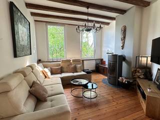 <p><strong>Te koop in Meise: karaktervolle open bebouwing in het centrum van Meise, op wandelafstand van scholen, openbaar vervoer en groene parken.</strong></p><p><br /></p><p>Deze woning combineert authentieke charme met bereikbaarheid. Dankzij de aanwezige zonnepanelen en twee batterijen (20 kWh) geniet u van duurzame energie en lagere energiekosten. De kamer met badkamer op het gelijkvloerse verdiep biedt extra comfort en flexibiliteit. Bovendien leent de woning zich perfect voor diverse woonvormen zoals co-housing, kangoeroe wonen of een vrij beroep. Andre dorpen zoals Wemmel, Grimbergen en Kapelle-op-den-Bos zijn makkelijk bereikbaar. Je geniet van een snelle verbinding naar de omliggende steden Brussel/Antwerpen via de autostrade.</p><p><br /></p><p><strong>Belangrijkste ruimtes:</strong></p><p>• Inkomhal met videofoon</p><p>• Hobbyruimte met TV-hoek en ingemaakte kasten</p><p>• Wijnkelder </p><p>• Bureel </p><p>• 2 Badkamers met douche, toilet en wastafel</p><p>• Slaapkamer met ingemaakte kasten ( 3 tot 4 slaapkamers) </p><p>• Terras</p><p>• Garage voor 3 wagens met automatische sectionale poort </p><p>• Wasplaats</p><p><br /></p><p><strong>Troeven:</strong></p><p>• Zonnepanelen met 2 batterijen (20 kWh)</p><p>• Gelijkvloerse kamer met badkamer,</p><p>• Geschikt voor co-housing, kangoeroe wonen of vrij beroep</p><p>• Conforme elektriciteit en <strong>GEEN</strong> renovatie verplichting</p><p><br /></p><p><strong>Wens je een bezoek? Contacteer dan ERA LEUS &amp;amp; TOYE via 02/335.11.12 en plan een afspraak met Thierry Van Campenhout.</strong></p>