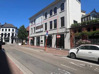<p><span>Exclusief hoekpand met uitzonderlijke uitstraling in Quartier Boutique – Hasselt</span></p><p><span>In de gekende verfijnde winkelomgeving van Hasselt, Quartier Boutique, presenteert MCA-Vastgoed u een van de meest karaktervolle historische panden van de binnenstad. Kapelstraat 48 kent een prominente hoekligging. Het winkelpand belichaamt klasse, visibiliteit en commerciële verfijning.</span></p><p><span>De ligging is subliem: een absolute AAA-locatie, in het gezelschap van gerenommeerde namen zoals Helsen Ladies, Juwelier Franssen, Balo, Bulthaup, Jims Fitness, Eddy Heleven, Optiek Bruyninckx en Café Costume. Deze exclusieve retailomgeving trekt dan ook een stijlbewust en koopkrachtig publiek aan.</span></p><p><span>Wat dit pand werkelijk onderscheidt, is de uitzonderlijke hoekligging met indrukwekkende vitrinepartijen van ca. 8 meter langs de Kapelstraat en ca. 15 meter langs de Maagdendries. Deze transparante façade biedt een belangrijke zichtbaarheid en creëert een beleving voor voorbijgangers.</span></p><p><span>De commerciële ruimte omvat:</span></p><ul><li><span>Gelijkvloers:</span><span> ca. 80 m² hoogwaardige retailruimte voor een uitgesproken en verfijnd winkelconcept.</span></li><li><span>Eerste verdieping (videconcept):</span><span> ca. 60 m², perfect inzetbaar als showroom, private shoppingruimte of stijlvolle uitbreiding van de winkelbeleving</span></li></ul><p><span>Daarnaast wordt de mogelijkheid geboden om de duplexverdieping met aparte inkom langs de Maagdendries bij te huren. Momenteel zijn deze verdiepingen nog inpandig toegankelijk.</span></p><p><span>We denken even mee: interessant voor wie verder wil gaan in beleving en differentiatie, bestaat de mogelijkheid om de duplexverdieping langs de Maagdendries bij te huren. Deze ruimte, momenteel in casco staat, biedt een blanco canvas voor een bespoke invulling — van luxueuze stadsresidentie tot discrete hospitality- of experience space, volledig afgestemd op de signatuur van uw merk.</span></p><p><span>Indien u geen gebruik ziet van de duplex verdieping, worden deze verdiepingen afgesloten en als appartement apart verhuurd.<br />Aandeel onroerende voorheffing ten laste van de huurder.</span></p><p><span>Momenteel is het pand nog verhuurd aan een bloemenzaak, het pand komt vrij in onderling overleg. Voor verdere informatie nodigen wij u uit om met MCA-Vastgoed, gevestigd in de Kapelstraat 21 te Hasselt, contact op te nemen om deze opportuniteit persoonlijk te ontdekken. Ons telefoonnummer: 0485 34 56 71.</span></p>