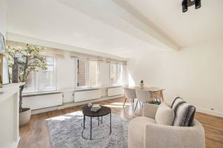 <p><span>Op zoek naar een gezellige, centraal gelegen stek in de stad? Dit appartement van ca. 52m² combineert charme en functionaliteit op een toplocatie tussen Paardenmarkt, Ossenmarkt en het bruisende Eilandje. Perfect als eerste woning of slimme investering, met een conform elektriciteitsattest en EPC label B.</span></p><p><span> </span></p><p><span>Licht &amp; karaktervol</span></p><p><span>Je komt binnen op een warme houten vloer en een sierschouw die de ruimte extra karakter geeft. De grote ramen zorgen voor veel lichtinval en een aangename sfeer. Dankzij de indeling is er voldoende ruimte voor een gezellige zithoek én eettafel.  </span></p><p><span>De ruime slaapkamer heeft eveneens een houten vloer en een mooie sierschouw, en verbindt rechtstreeks met de keuken.  De keuken is praktisch ingericht met voldoende kastruimte, een gasfornuis en tegelvloer. Aansluitend vind je de douchecabine en een apart toilet. </span></p><p><span>Tenslotte is er ook nog een individuele kelderberging.</span></p><p><span> </span></p><p><span>Centrale ligging in de Oude Buurt</span></p><p><span>Je woont hier in een charmante straat vlak bij de Paardenmarkt, de universiteitsbuurt en de Scheldekaaien. De buurt bruist van leven, met gezellige cafés, eetplekken en buurtwinkels op wandelafstand. De tramhalte en fietsenstallingen liggen om de hoek, en ook het Eilandje, Park Spoor Noord en het historische centrum bereik je in enkele minuten te voet of met de fiets.</span></p><p><span> </span></p><p><span>Maatregelenregister: in aanvraag</span></p><p><span> </span></p>