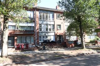 Een 2 slpk. appartement in een aangename woonlei op de 2de verdieping zonder lift. Inkomhal, woonkamer aan open keuken, badkamer (ligbad en lavabo in meubel), apart toilet, berging en twee slaapkamers. Kelderberging. Geen gemeenschappelijke kosten.