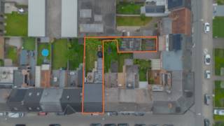 EERSTE BEZOEKDAG ZONDAG 17/05 VANAF 13U (enkel op afspraak!)<br /><br />WETTEREN - Deze zeer goed onderhouden woning is rustig en toch uiterst centraal gelegen, op wandelafstand van alle voorzieningen.<br /><br />Bij het betreden van de woning kom je in een ruime inkomhal. Van hieruit ga je verder naar de lichtrijke en aangename leefruimte, die centraal in de woning ligt. Aansluitend, aan de voorkant van de woning, bevindt zich een bureelruimte. Verder beschikt de woning over een vernieuwde, volledig geïnstalleerde keuken, een praktische berging en een wasplaats.<br /><br />Op de eerste verdieping bevinden zich drie volwaardige slaapkamers, een vernieuwde badkamer en een extra bergruimte die toegang geeft tot de zolder. Deze zolder biedt nog tal van mogelijkheden, zoals het creëren van extra slaapkamers.<br /><br />Een absolute troef is de bijzonder ruime garage van maar liefst 55 m², bereikbaar via een gemeenschappelijke poort langs de Prinses Josephine Charlottelaan én via de tuin. Voor de garage bevinden zich bovendien nog twee staanplaatsen, eveneens achter de afgesloten poort. De garage biedt tal van praktische mogelijkheden (hobby, stockage of extra werkruimte).<br /><br />De woning werd volledig gestript en gerenoveerd. Zo werd de elektriciteit conform gemaakt en werden alle leidingen (water en afvoer) vernieuwd. Daarnaast werd centrale verwarming op gas geplaatst, met vloerverwarming op het gelijkvloers. Het dak werd vernieuwd en geïsoleerd met maar liefst 16 cm isolatie. Ook de vloeren werden geïsoleerd.<br /><br />De vermelde prijs is een richtprijs. Na ontvangst van de biedingen zal de verkoper beslissen of hij/zij de eigendom verkoopt aan het beste bod. De richtprijs is aldus niet bindend voor de verkoper. Voor meer info kunt u ons contacteren of het reglement raadplegen op onze website.