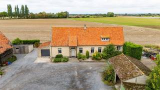 In mooi open gebied gelegen hoeve te koop te Veurne (Vinkem).<br />De hoeve komt voor op de inventaris bouwkundig erfgoed genaamd "Hooiweghoeve" waardoor mogelijks meerdere functiewijzigingen vergunbaar zijn.<br />Via een lange oprit komt u op het binnenerf van de hoeve met links dwarsschuur, rechts bijgebouw en frontaal de mooie historische woning.<br />Woning, rundveestal en loods zijn nog in zeer goeie staat.<br />Dwarsschuur met deels ingevallen dak is af te breken of te restaureren.<br />De hoeve was tot voor kort in gebruik voor landbouw.<br />Ze is te koop op 1,5 à 2 ha.<br /><br /><br />