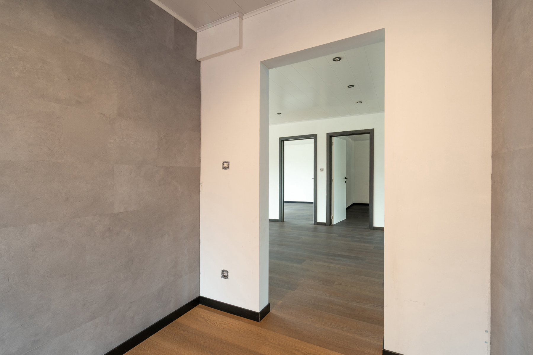 Gerenoveerd dakappartement met 2 slaapkamers + dressing/babykamer en ruim terras in Sint-Lenaarts - foto 4