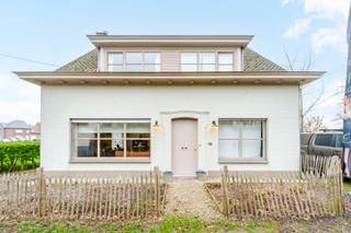 Charmante vrijstaande woning met achterliggend weiland, op een verrassend vlot bereikbare ligging nabij het centrum van Meulebeke<br /><br />Op zoek naar een woning waar u kan genieten van een landelijk gevoel, zonder in te boeten aan bereikbaarheid? Deze gezellige vrijstaande woning combineert het beste van twee werelden: ruimte en groen, en toch op korte afstand van het centrum van Meulebeke.<br /><br />De woning wordt omgeven door een aangename tuin en beschikt bovendien over een achterliggend weiland, wat het landelijke karakter extra in de verf zet en tal van mogelijkheden biedt voor wie houdt van buitenruimte en natuur.<br /><br />HUIDIGE INDELING:<br /><br />GELIJKVLOERS:<br />Inkomhall met gastentoilet en vestiaire. Gezellige leefruimte met zithoek en eetplaats die uitkijkt op de tuin. Functionele keuken met ontbijthoek, voorzien van kasten, dampkap, dubbele spoelbak, keramische kookplaat, oven en koelkast. Aansluitend bevinden zich een wasplaats en praktische berging.<br /><br />VERDIEPING:<br />Nachthall, drie volwaardige slaapkamers en een ingerichte badkamer met toilet, douche in ligbad en dubbele lavabo.<br /><br />ZOLDERVERDIEPING:<br />Ingerichte zolderkamer die perfect kan dienen als extra slaapkamer, hobbyruimte of bureau.<br /><br />BUITENRUIMTE:<br />Parkeren kan vlot naast de woning. De ruime tuin vormt samen met het achterliggende weiland een bijzonder aangenaam geheel. Daarnaast is er een grote tuinberging met carport aanwezig.<br /><br />De woning beschikt over een comfortabel EPC-label C en is uitgerust met zonnepanelen, wat bijdraagt aan een energiezuinig en hedendaags wooncomfort.<br /><br />NIEUWSGIERIG? We hebben een bezoekmoment vrijdag 17 april tussen 16 en 18 uur; bezoeken kan na voorafgaandelijke inschrijving.