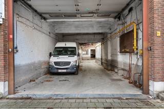 Zéér gunstig gelegen magazijn, bestaande uit : Gelijkvloers : Magazijnruimte ca. 1.015m² geschikt als opslag, voor productie of autostaanplaatsen...