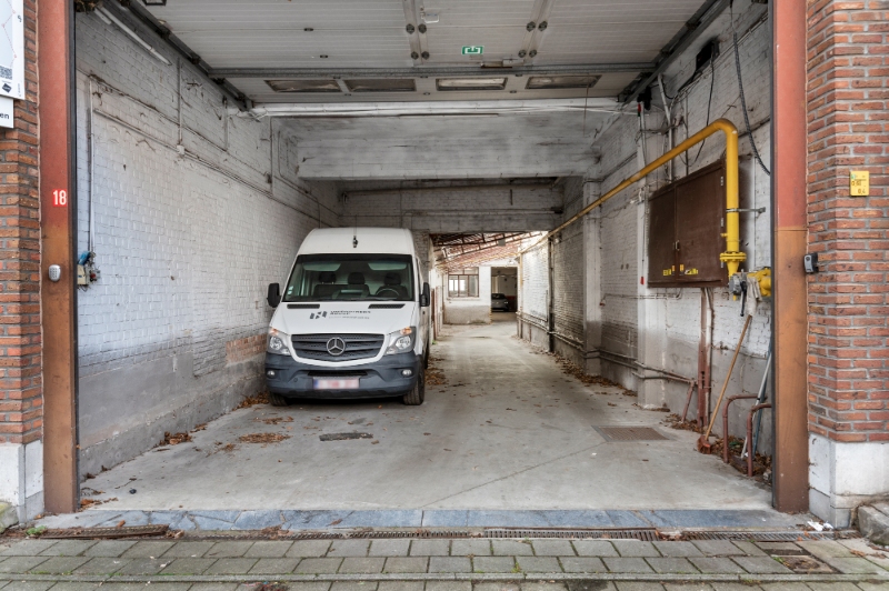 Zéér gunstig gelegen magazijn 1.015m² met kantoorruimte 428m² , geschikt voor opslag, productie of autostaanplaatsen (20) - foto 2