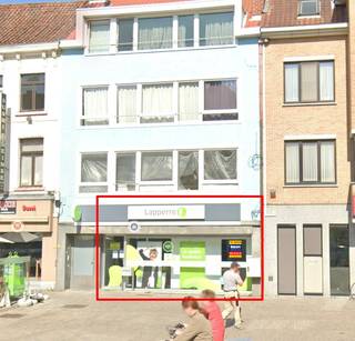 Commercieel gelijkvloers, gelegen op de Markt te Deinze. Dit betreft een pand met een opp. van 95 m² (voorheen ‘Laperre’), gelegen nabij VDK...