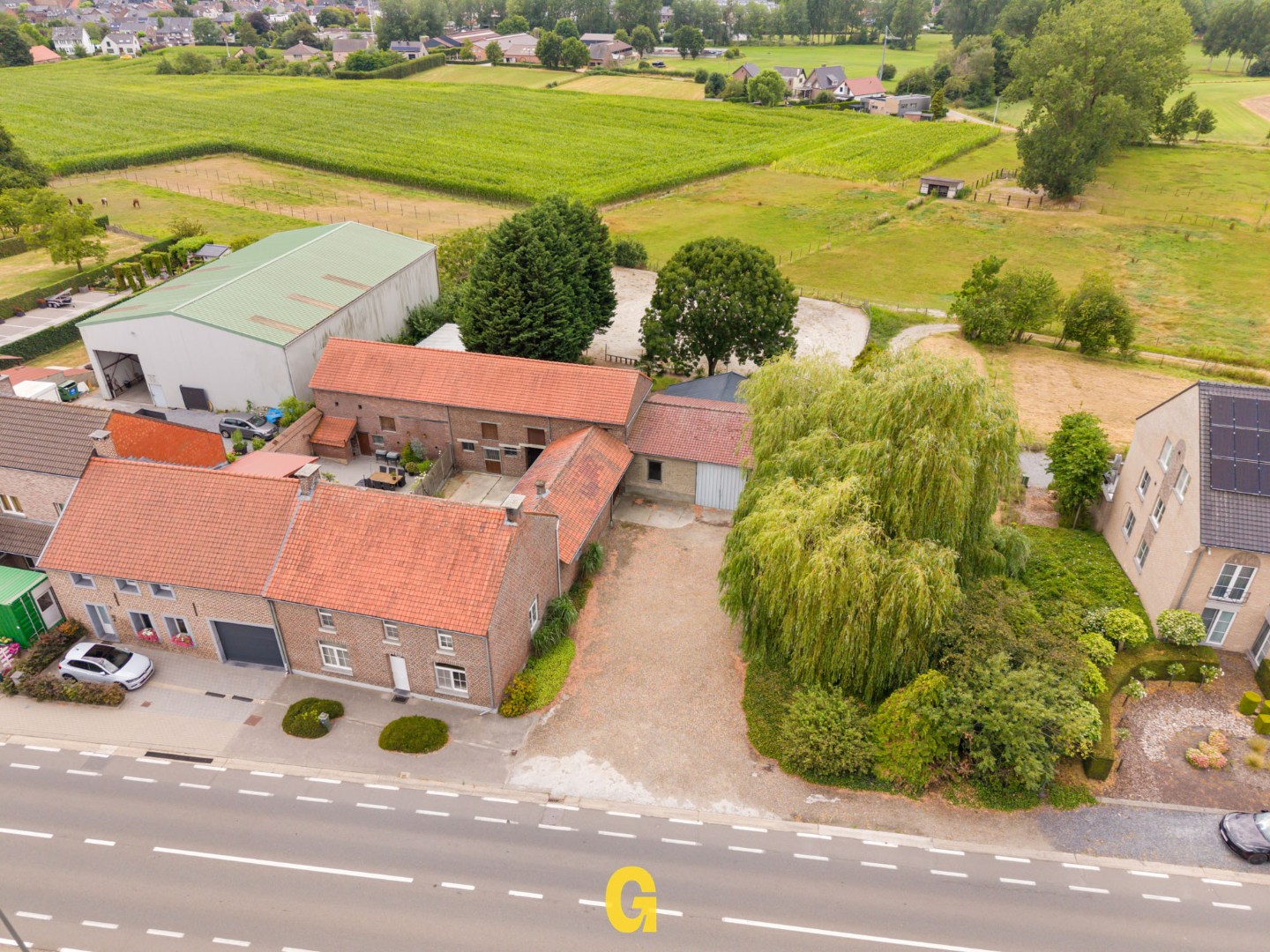 Gunstig gelegen vierkantshoeve bestaande uit 2 vergunde woningen met binnenkoer, paardenstallen, paddock en weides, ruime garage en bouwgrond op 1,2 Hectare - foto 5