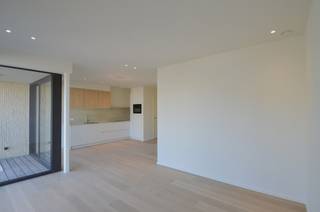 Licht en modern nieuwbouwappartement met terras nabij Duinenwater<br /><br />Ontdek dit kwalitatieve nieuwbouwappartement met een aangenaam terras en een schitterend open zicht, gelegen in een stijlvolle residentie vlak bij Duinenwater. Dankzij de grote raampartijen geniet u doorheen de hele dag van een overvloed aan natuurlijk licht.<br /><br />De lichtrijke leefruimte met open indeling sluit naadloos aan op de volledig uitgeruste keuken en geeft rechtstreeks toegang tot het zonnige terras vooraan. Handige berging, voorzien voor het plaatsen van een wasmachine en droogkast.<br /><br />Het appartement beschikt over twee volwaardige slaapkamers en een elegante douchekamer ingericht met een inloopdouche en dubbele wastafel.<br /><br />De residentie werd ontworpen met oog voor esthetiek en duurzaamheid. Het energiezuinige appartement is uitgerust met hoogwaardige isolatie en moderne technieken, wat resulteert in lage energiekosten en een uiterst comfortabel woongevoel.<br /><br />Tot slot is er de mogelijkheid tot aankoop van een ruime en makkelijk toegankelijke parkeerplaats in de residentie.