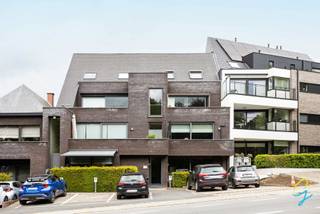 TE KOOP Ruim appartement met 2 terrassen en staanplaatsenDit verzorgd appartement biedt een aangename woonomgeving met een open leefruimte en...