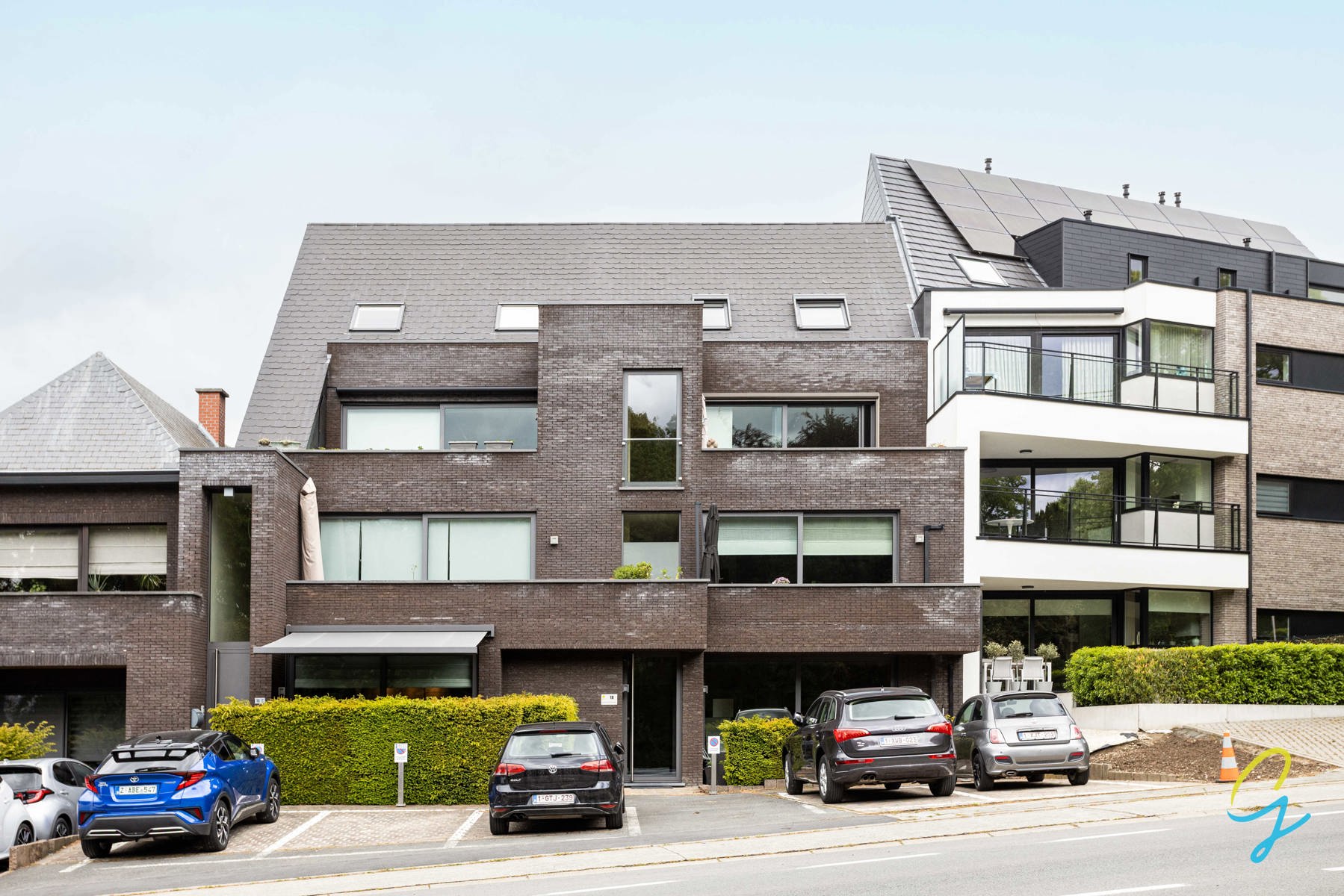 TE KOOP Ruim appartement met 2 terrassen en staanplaatsen - foto 2