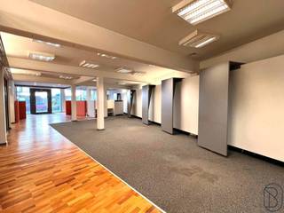 COMMERCIEEL gelegen HANDELSPAND, op 150m van de Grote Markt van MENEN! Grote aangename RUIMTES, veel mogelijkheden. Indeling: op het gelijkvloers...