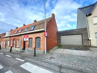 Gezellige instapklare woning te koop in het centrum van Zonnebeke. het pand is modern gerenoveerd en beschikt over een grote tuin, terras en...