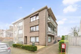 VLAKBIJ HET KOOPCENTRUM OP TE FRISSEN BLOKJE MET 3 VRIJ RUIME APPARTEMENTEN TOP LIGGING GELIJKVLOERS :  hal, gezellige living, ruime te moderniseren...