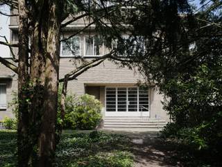 <strong>Omgeving Sint-Pieters station - Imposante half vrijstaande villa met parktuin, in nieuwe zakelijkheid naar een ontwerp van architect Geo Bontinck (1935).</strong><br /> <br /><em>Voor meer informatie mail naar info@carloeggermont.be</em><br /> <br />Indrukwekkende ruimtelijkheid (468 m2 bvo) in combinatie met uitgepuurde interbellumarchitectuur maken van dit pand een ware parel met grandeur. Interbellum architectuur (baksteenarchitectuur, glas in loodramen, natuursteen, metalen ramen, parketvloeren…) is samenhang met esthetiek die orde en overzicht uitstraalt. Een geslaagde symbiose tussen de ‘nieuwe zakelijkheid’ en ‘art-déco’.<br /> <br />Het perceel van 1.354 m2 omvat een prachtige tuin met oude parkbomen en heel wat groen wat zorgt voor een bijzondere beleving “een oase van groen” en complete privacy.<br /> <br />Het pand vraagt om een opfrissing maar omvat maar liefst 8 slaapkamers, een praktijkruimte en wachtzaal, verschillende buitenruimtes… <br /><br />De oppervlakte van het pand in combinatie met de ligging maken het mogelijk dat het pand polyvalent ingezet kan worden.<br /> <br /><strong><em>Kortom, dit is een unieke opportuniteit voor wie op zoek is naar een ruim, karaktervol pand met tuin op een gegeerde locatie nabij het centrum van de stad.</em></strong>
