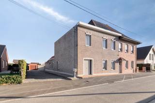 Bent u op zoek naar een huis met veel potentieel in een rustige, landelijke omgeving? Deze charmante woning in Kaster (Anzegem) biedt alles wat u nodig heeft. Met een grondoppervlakte van ca. 434 m², drie ruime slaapkamers en een aparte garage, is dit de ideale gezinswoning.INDELINGGelijkvloersInkomhal - eerste ruime leefruimte met open haard - tweede leefruimte met toegang tot terras - keuken met eethoek - badkamer (ligbad, lavabo, toilet) - kelder Eerste verdiepNachthal - slaapkamer 1 - slaapkamer 2 - slaapkamer 3 - ruime zolder met vaste trapU kan genieten van een aangename tuin met ruim terras waar zich ook nog een garage en extra bergruimte bevinden.ALGEMENE INFO- centrale verwarming op stookolie- dubbel glas op gelijkvloers- rolluiken aanwezigInteresse in deze woning? Maak dan zeker uw afspraak voor dit immo te koop te Anzegem via 0472 18 64 20 of matisse.vandererven@dewaele.com.Deze AI-visualisaties zijn bedoeld als inspiratie. Er werd geen rekening gehouden met technische specificaties, stedenbouwkundige voorschriften of de concrete mogelijkheden tot realisatie.Dit pand is onderworpen aan de renovatieverplichting van de Vlaamse overheid voor residentiële gebouwen (behoudens bij sloop binnen 5 jaar na de aankoop). Consulteer voor meer informatie de website van het Vlaams Energie- en Klimaatagentschap via https://www.vlaanderen.be/een-woning-kopen/renovatieverplichting-voor-residentiele-gebouwen
