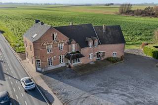 We Invest a le plaisir de vous proposer à la vente un véritable monument de la région de Burdinne: l’Auberge du Moheri.Le bâtiment se compose :-...