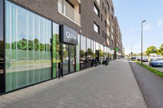<p><span>Veelzijdig handelspand/kantoor (84 m²) op toplocatie in de moderne wijk Regatta!</span></p><p><span>Bent u op zoek naar de perfecte plek voor uw praktijk, kantoor, winkel of vrije beroep? Dit uitstekend gelegen gelijkvloers pand van ca. 84 m² (cfr. EPC) aan de Blancefloerlaan 303 op Antwerpen-Linkeroever biedt een waaier aan mogelijkheden! Het pand maakt deel uit van een recent gebouw uit 2013 in de jonge, bruisende wijk Regatta. Met een gunstig EPC B-label, uitstekende visibiliteit en een doordachte indeling is dit de ideale uitvalsbasis voor een zorgeloze en succesvolle professionele toekomst.</span></p><p><span> </span></p><p><span>Indeling &amp; Flexibele mogelijkheden</span></p><p><span>Het pand werd voorheen gebruikt als dokterspraktijk en is momenteel ingedeeld in een onthaal/wachtruimte en verschillende afzonderlijke spreek- of werkkamers. Dankzij deze opbouw is het pand meteen instapklaar voor medische en paramedische beroepen, therapeuten, zakelijke dienstverleners of vrije beroepen.</span></p><p><span> </span></p><p><span>Liever een open indeling? De structuur laat zich heel eenvoudig aanpassen naar een ruime open kantoorruimte, een stijlvolle showroom of een moderne winkelruimte. Een apart toilet en de nodige sanitaire voorzieningen zijn uiteraard reeds aanwezig.</span></p><p><span> </span></p><p><span>Bouwjaar &amp; Energiezuinigheid</span></p><p><span>Als onderdeel van een modern project uit 2013 voldoet de ruimte aan hedendaagse bouwnormen. Dankzij de uitstekende isolatie en kwalitatieve materialen geniet u van een gunstig EPC B-label, wat zorgt voor lage energiekosten en een aangenaam werkklimaat doorheen het hele jaar.</span></p><p><span> </span></p><p><span>Absolute toplocatie: De Regatta-wijk</span></p><p><span>Het pand heeft een uitstekende visibiliteit langs de Blancefloerlaan en is optimaal bereikbaar. De wijk Regatta staat bekend om haar dynamische mix van wonen, werken en ontspannen nabij de Galgenweel. De tram stopt vrijwel voor de deur, waardoor u een directe en snelle verbinding heeft met het centrum van Antwerpen. Bovendien zijn de op- en afritten van de Antwerpse Ring en de E17/E34 vlakbij, wat parkeer- en bereikbaarheidsgemak garandeert voor u en uw cliënteel.</span></p><p><span> </span></p><p><span>De highlights op een rij:</span></p><p><span>- Veelzijdig &amp; Polyvalent: Ca. 85 m² geschikt als praktijk, kantoor, winkel of showroom.</span></p><p><span>- Instapklaar ingedeeld: Momenteel onderverdeeld in meerdere nuttige ruimtes (voormalige dokterspraktijk).</span></p><p><span>- Recent &amp; Energiezuinig: Bouwjaar 2013 met een gunstig EPC B-label.</span></p><p><span>- Topvisibiliteit: Gelegen aan de levendige Blancefloerlaan in de wijk Regatta.</span></p><p><span>- Uitmuntende bereikbaarheid: Vlak bij openbaar vervoer (tram naar stadscentrum) en belangrijke invalswegen.</span></p><p><span> </span></p><p><span>Kortom: een unieke en flexibele opportuniteit op een strategische locatie te Antwerpen-Linkeroever. Maak snel een afspraak voor een bezoek en ontdek de mogelijkheden voor uw onderneming!</span></p>