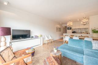 <strong>Cozy apartment with sunny terrace and sea view on prime location in Knokke</strong><br /><br />This charming apartment is ideally located at the Lichttorenplein close to the stores and the beach.<br />Layout: Entrance hall with checkroom and guest toilet, equipped kitchen giving onto the bright living room which opens onto the sunny terrace with lateral sea view. 2 bedrooms, one with built-in wardrobes and en-suite shower room. Practical storage space in the apartment and bike storage available in the residence.<br /><br />EPC: 277 kWh/m²/year - UC: 3578467-RES-1