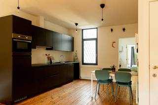Instapklaar en lichtrijk appartement in Antwerpen<br /><br />Op een uitstekende locatie in Antwerpen-Noord, bevindt zich dit recent gerenoveerde en instapklare appartement. Gelegen op wandelafstand van het Centraal Station, het De Coninckplein, het Sint-Jansplein, de Permeke bibliotheek en Park Spoor Noord, geniet u hier van een perfecte combinatie van rust en stadsleven.<br /><br />Het appartement heeft een bewoonbare oppervlakte van ca. 60 m² en is praktisch ingedeeld. De lichtrijke leefruimte zorgt voor een aangenaam woongevoel, terwijl de volledig vernieuwde afwerking bijdraagt aan het hedendaags comfort. Er is één volwaardige slaapkamer met aangrenzende badkamer met douche, wastafel en toilet. Er is een bijkomende kamer die ideaal kan dienen als bureau, dressing of logeerkamer.<br /><br />Vanuit de slaapkamer heeft u toegang tot een gezellig balkon met groen uitzicht, waar u in alle rust kan genieten zonder inkijk, dankzij de ligging op de derde verdieping.<br />Dit appartement verkeert in zeer goede staat en is perfect geschikt voor eigen bewoning of als investering. (Mogelijkheid tot overname meubels.)<br /><br />Troeven:<br />•Nabij station en stadsvoorzieningen <br />•Recent gerenoveerd en instapklaar <br />•Lichtrijke leefruimte <br />•1 slaapkamer + extra kamer <br />•Balkon met groen uitzicht <br />•Geen inkijk (3de verdieping) <br />•EPC: 380 <br />•Gedeelde fietsberging<br />•Eigen ruimte in de kelder<br /><br />Vraagprijs: €232.000<br /><br />Interesse? Contacteer ons vandaag nog via 0494 31 81 65 (telefonisch of via whatsapp) voor een bezoek en ontdek zelf de troeven van dit charmante appartement!<br />