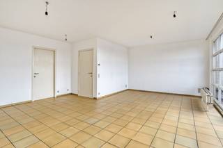 In het bruisende centrum van Roeselare stellen we u graag dit ruim en energiezuinig appartement voor, gelegen op de bovenste verdieping van...