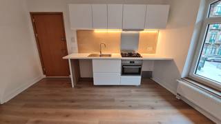 Ontdek dit strategisch gelegen vastgoedcomplex aan de Émile Verhaerenstraat 36 en 38, bestaande uit twee aangrenzende opbrengstpanden met een interessant vloeroppervlak.<br />Beschrijving van het pand: Huidige indeling: in totaal 9 woningen en een commerciële begane grond die wordt geëxploiteerd als horecagelegenheid.<br />Stedenbouwkundige situatie: 7 woningen zijn officieel erkend door de stedenbouwkundige dienst. Mogelijkheid om de bestaande situatie te regulariseren door de bovenste verdiepingen en de zolder in te richten als prachtige duplexwoningen, mits vergunning wordt verkregen.<br />Algemene energieprestatie van het pand: EPC G. Elektriciteit niet bevestigd. Totale huurinkomsten van het pand: 89.550 € / jaar.<br />Informatie & bezichtigingen:<br />Neem voor het volledige dossier of om een bezichtiging te regelen contact met ons op via telefoon: 0477 57 98 87 of per e-mail: LMEERT@TREVI.BE
