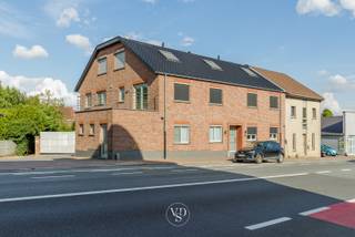 Dit lichtrijke gelijkvloerse appartement met EPC-label A combineert energiezuinigheid, ruimte en wooncomfort op een uitstekende locatie in Ronse. De ruime leefruimte met grote raampartijen geniet van veel natuurlijke lichtinval en sluit naadloos aan op de volledig uitgeruste open keuken.<br />Verder beschikt het appartement over twee volwaardige slaapkamers, die eveneens perfect kunnen dienen als thuisbureau of hobbyruimte.<br /><br />De praktische indeling wordt aangevuld met een berging met waterontharder, een apart gastentoilet en een stijlvolle badkamer voorzien van douche, ligbad en dubbel lavabomeubel.<br />Buiten geniet u van een privatief zonneterras en een aangename tuin, ideaal om te ontspannen of gezellig te tafelen met familie en vrienden.<br /><br />Extra troef is de afzonderlijke garage, beschikbaar voor € 25.000.<br /><br />Momenteel is het appartement verhuurd aan een correcte huurder die, indien gewenst, graag wenst te blijven. Hierdoor vormt dit pand niet alleen een aantrekkelijke woonst voor eigen gebruik, maar ook een interessante en onmiddellijk renderende investering.