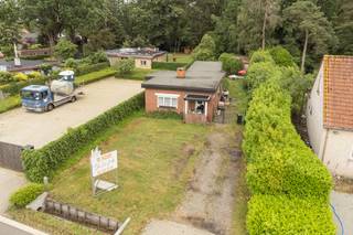 <p>Grondig te renoveren/uit te breiden woning met ruime garage of eventueel sloop en wederopbouwproject aan 6% BTW (mits voldaan aan voorwaarden). Prima ligging met maximum aan privacy en rustig gelegen in de Ronkaartweg een rustige straat nabij centrum Halle-Zoersel op een perceel van 1085m² met een perceelsbreedte van circa 12,75m.<br /><br />INDELING: Inkomhal - Slaapkamer vooraan/bureau - Leefruimte - Keuken - Nachthal - Badkamer - Slaapkamer 2 - Slaapkamer 3 - Garage. Bij het grondig renoveren of sloop en wederopbouwen zijn er diverse fiscale interessante zaken op het vlak van BTW en eventueel bijkomende premies. <br /><br />BOUWVOORSCHRIFTEN: Als de woning zou worden afgebroken, zou – gelet op de beperkte breedte van het perceel en de positie van de aanpalende woningen – een nieuwe woning kunnen gebouwd worden op de linker perceelsgrens volgens het klassieke gabarit. De gevel op de perceelsgrens zou moeten afgewerkt worden in een facadesteen (dus geen snelbouw of leien).<br /><span><br /><span>BIJZONDERHEDEN: Klein gedeelte voortuin zal onteigend worden door gemeente in functie van rioleringswerken - Stedenbouwkundige informatie in aanvraag - P-G score: A </span>- <span>EPC: 1007 UC 3886189 (Renovatieplicht van toepassing.)</span></span></p>