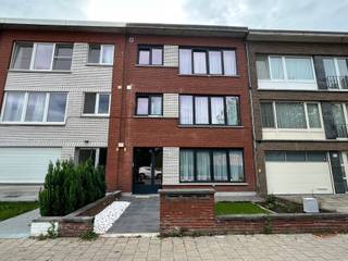 Surf naar www.abricasa.be en plan jouw verkoopafspraak in samen met onze digitale assistente Alice! Ontdek dit gezellig te maken appartement op de 1ste verdieping, waar licht, rust en comfort centraal staan. Dankzij de grote raampartijen baadt de woonkamer in natuurlijk daglicht en geniet je van een aangenaam open gevoel. De leef- en eetruimte vormen samen het hart van het appartement. De keuken bevindt zich naast de woonkamer. Centraal gelegen treft u de betegelde douche kamer, voorzien van lavabo, toilet en plaats voor was/droogkast..Achteraan bevinden zich de 2 slaapkamers. Via de kleine slaapkamer kom je tot een terras over de volledige breedte van het appartement. Extra berging in de kelder.Alles op eigen meter. Zorgeloos parkeren kan je in de achterliggende garagebox: exclusief in de verkoopprijs 19.500 euroEen ideale opportuniteit voor wie op zoek is naar een klein gebouw zonder lift, een lichtrijk appartement met uitzicht op het groen, twee slaapkamers en een gezellig terras. Abricasa – Vastgoed voor generaties: Jouw vastgoedpartnerWil je jouw eigendom verkopen of zoek je een vastgoedmakelaar voor verhuur of beheer?Abricasa biedt persoonlijke begeleiding bij al uw vastgoedvragen, van begin tot eind. Leer ons kennen!