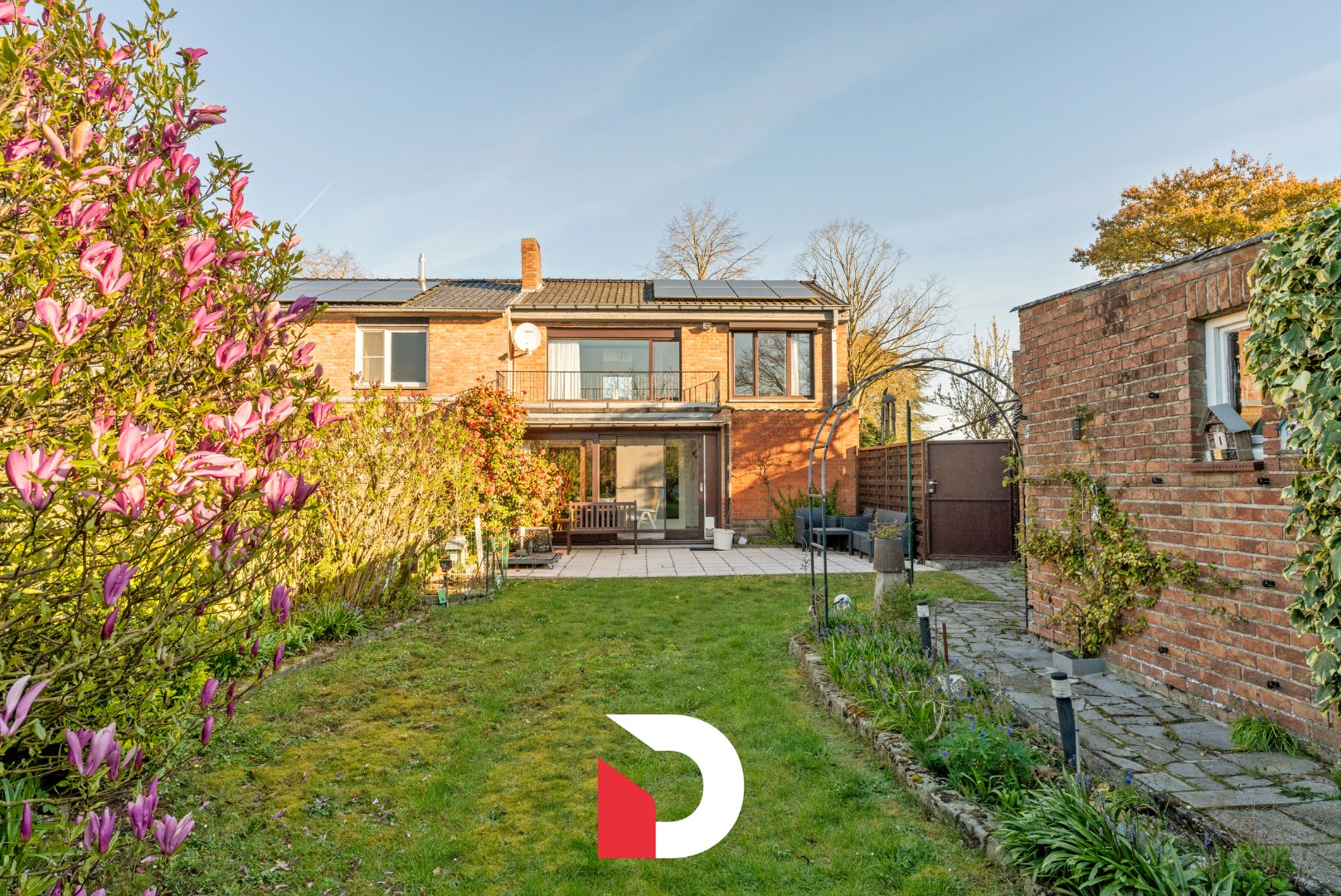 Veelzijdige halfopen woning + atelier op een ruim perceel in een residentiële buurt. - foto 2