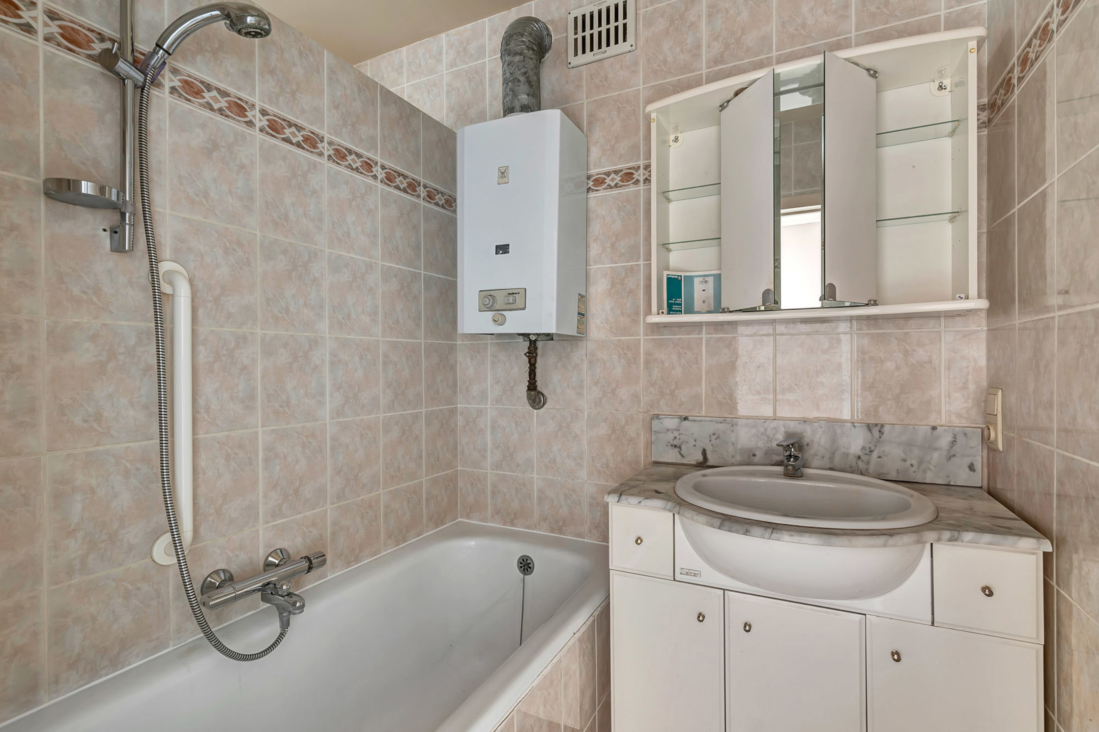 Tweeslaapkamer appartement met autostaanplaats - foto 5