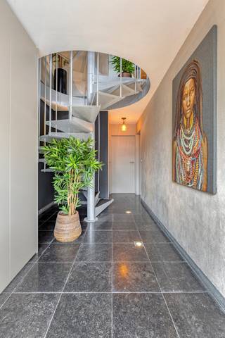 Deze prachtige driegevelwoning (2003) is zeer centraal gelegen vlakbij het Te Boelaer Park en bestaat uit: inkomhal met maatkast en apart toilet, inpandige garage met automatische sectionaal poort, wasplaats, bureau, aangelegd terras en zeer mooi aangelegde tuin met rustiek tuinhuis. Met een moderne open trap vindt u op de eerste verdieping een fraaie leefruimte met open geïnstalleerde keuken met groot kookeiland en een zuidwest gelegen terras. Hogerop bevindt zich een grote slaapkamer met aansluitend dressing, zitruimte/ontspanningsplek en een volledig vernieuwde badkamer. Op de bovenste verdieping zijn er nog 2 slaapkamers en een apart toilet. De woning is voorzien van een alarminstallatie en zonnepanelen.