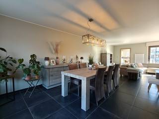 Deze prachtige halfopen bebouwing combineert ruimte, comfort en energiezuinig wonen op een uitstekende locatie. De woning is volledig bemeubeld...