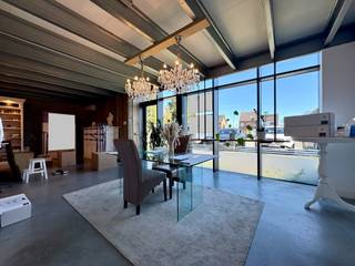 INDIEN U EEN BEZICHTIGING WENST GELIEVE DAN CONTACT OP TE NEMEN MET TINNE.VAN.MECHELEN@HILLEWAERE.BE<br /><br />KMO-unit van 282 m² met opslagruimte, showroom en kantoor.<br /><br />Deze unit in staalstructuur met gepolierde betonvloer heeft een opslagruimte van ca 120 m², kantoor/showroom met keuken op het gelijkvloers van en een ingericht kantoor op de verdieping.<br /><br />Bijzonderheden:<br />* parkeerplaatsen (1 parkeerplaats aanwezig en behorende tot de unit naast het magazijn en enkele gezamenlijke parkeerplaatsen vooraan aanwezig)<br />* mooi gebouw aan de inkom van het industriepark gelegen<br />* airco en alarm aanwezig<br />* Beschikbaar in onderling overleg