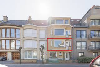 <h3><strong>Ruim appartement met 2 slaapkamers te huur in De Panne (jaarbasis)</strong></h3>
 

<p>Ruim en verzorgd appartement beschikbaar voor jaarverhuur. Het appartement bestaat uit een inkomhal, een gezellige living, een aparte keuken, twee slaapkamers en een badkamer met douche. Daarnaast beschikt het appartement over een praktische kelderruimte voor extra opslag.</p>

<p>Ideaal gelegen en geschikt voor wie comfortabel wil wonen op lange termijn.<br /> </p>

<p><strong>Indeling</strong><br /><br />Het appartement heeft een mooie lichtrijke woonkamer met een aparte keuken. Verder zijn er 2 slaapkamers, waarvan 1 slaapkamer met toegang tot een balkon, een badkamer met douche, een lavabo in meubel en met afsluiting voor een wasmachine. Een apart toilet en er bevindt zich ook nog een kelder.</p>

<p> </p>

<p><strong>Troeven<br /><br />- </strong>rustig gelegen in De Panne<br />- Dichtbij openbaar vervoer<br />- De zee op korte afstand<br /><br /><br />Interesse?<strong> </strong>Neem gerust contact met ons op voor meer informatie of een bezichtiging.<br /><strong>Contact: </strong>Soraya: soraya@servimoholidays.be / 058/22.41.70</p>