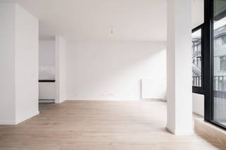 <p><span>IMMO ID BRUXELLES </span><span>biedt u :</span></p><p><span>In de buurt van de site Tour & Taxis, de Vlaamse overheid en tal van faciliteiten (Mobiscore 9,4/10), prachtige nieuwe duplex flat met twee slaapkamers (+/- 100 m2) met terras (+/- 6,20 m2), onmiddellijk beschikbaar. </span></p><p><span> </span></p><p><span>Gelegen op de tweede verdieping van een exclusief gebouw dat toegankelijk is via een privéstraat, bestaat deze lichte eenheid, ontworpen met kwaliteitsmaterialen, uit:</span></p><p><span>Een aangename hal met aparte wc, een mooie woonkamer met een grote erker met uitzicht op het prachtige terras, een U-vormige ingerichte keuken, een eigen trap, een nachthal met aparte wc, twee lichte slaapkamers met balkon, een mooie badkamer (bad met bad en douchekolom - dubbele wastafelmeubel - meubelkolom - verwarmd handdoekenrek), en een technische ruimte / wasruimte.</span></p><p><span>Goed rendement mogelijk bij verhuur!</span></p><p><span> </span></p><p><span>Duurzame en verantwoorde aspecten garanderen uitstekende energieprestaties. EPB certificaat: B (minimum). </span></p><p><span>Fietsen- en kinderwagenstalling aanwezig.</span></p><p><span> </span></p><p><span>Een must-see !</span></p><p><span>Prijs : 330,000 </span></p><p><span>Verkoop van de grond onderworpen aan registratierechten (12,5%) en de gebouwen onderworpen aan 21% btw. </span></p><p><span>Een parkeerplaats en een kelder maken het aanbod compleet en kunnen worden aangeboden voor 29.000.</span></p><p><span> </span></p><p><span>Aanbod onder voorbehoud van overeenstemming met de verkopers.</span></p><p><span>Niet-contractuele informatie</span></p><p><span> </span></p>