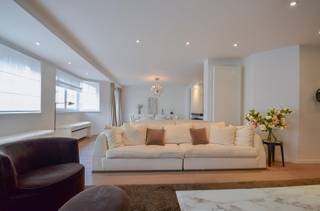 Topaanbieding – Uitzonderlijk ruim appartement gelegen in een stijlvolle residentie<br />Ontdek dit uitzonderlijk appartement, gelegen in een elegante residentie. Dit pand onderscheidt zich door zijn royale volumes, uitstekende ligging, hoogwaardige afwerking en een indrukwekkende gevelbreedte van ca. 10 meter. Bovendien geniet u van meerdere zonnige terrasjes, wat het wooncomfort compleet maakt.<br />Indeling:<br />Ruime inkomhal met gastentoilet en tal van ingemaakte kasten. De bijzonder ruime leefruimte afgewerkt met een massieve eiken parketvloer baadt in het licht en omvat een sfeervol salon met maatkasten en een gezellige gashaard. De open, volledig geïnstalleerde keuken is voorzien van alle hedendaags comfort, waaronder een Quooker-kraan, wijnfrigo, combi-oven en een Falcon fornuis. Vooraan bevinden zich twee aangename terrasjes.<br />Verder is er een aparte berging/wasplaats.<br />De master suite beschikt over ingemaakte kasten, een aparte dressing en een stijlvolle badkamer. De slaapkamer geeft rechtstreeks uit op het terras achteraan.<br />Tweede volwaardige slaapkamer. Aparte douchekamer.<br />De derde slaapkamer is bijzonder praktisch ingericht met een uitklapbaar stapelbed én een uitklapbaar dubbel bed, en beschikt over een aanpalende badkamer. Beide kamers geven uit op het tweede terras achteraan.<br />Dit appartement is een absolute aanrader dankzij de kwalitatieve afwerking, de uitzonderlijke ruimtes en het doordachte ontwerp.<br />Inclusief twee privatieve kelders in de residentie en fietshaken.