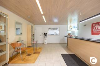 <p><span>Unieke Kans voor Wonen en Werken in Aartselaar!</span></p><p><span> </span></p><p><span> </span></p><p><span>Dit pand biedt een uitstekende gelegenheid om wonen en werken te combineren, gelegen in het bruisende hart van Aartselaar. Met een totaal van 226 m² bruikbare ruimte (cfr EPC) is het perfect geschikt voor commercieel gebruik, met de mogelijkheid om boven de werkruimte te wonen.</span></p><p><span> </span></p><p><span>Indeling van het pand:</span></p><ul><li><span>Gelijkvloers</span><span>: De professioneel ingerichte commerciële ruimte beschikt over een moderne en lichte verkoopruimte. De ruimte heeft een uitnodigende entree met een houten balie en biedt toegang tot een achterliggende werkzone. De ruime etalage biedt uitstekende zichtbaarheid voor uw bedrijf, en er is een grote tuin aanwezig die ook via het gelijkvloers toegankelijk is.</span></li><li><span>Eerste verdieping</span><span>:</span><span> </span><span>Een lichtrijke living van ongeveer 162 m² (cfr EPC-attest) biedt ruimte voor ontspanning en gezinsleven. De living heeft directe toegang tot de volledig geïnstalleerde gesloten keuken.</span></li><li><span>Tweede verdieping</span><span>: Hier vindt u twee ruime slaapkamers, een badkamer, en een apart toilet.</span><span> </span></li><li><span>Zolder</span><span>: De zolder biedt talloze mogelijkheden voor extra kamers, zoals een extra slaapkamer, badkamer of ruime opbergruimte.</span></li></ul><p><span>Extra voordelen:</span></p><ul><li><span>Commerciële ruimte op het gelijkvloers en een ruime duplex erboven.</span></li><li><span>Gelegen in de winkelstraat van Aartselaar (een toplocatie!).</span></li><li><span>Grote etalage die uw bedrijf zichtbaar maakt.</span></li><li><span>Veel natuurlijk licht door het hele pand.</span></li><li><span>Ruime zolder met veel potentieel.</span></li><li><span>Basisakte aanwezig en een solide betonconstructie.</span></li></ul><p><span> </span></p><p><span>Conclusie:</span><span><br /></span><span>Dit pand is de ideale keuze voor ondernemers die wonen en werken willen combineren op één locatie, of voor investeerders op zoek naar een veelzijdige ruimte die zowel commercieel als residentieel kan worden benut. Grijp deze unieke kans!</span></p><p><span> </span></p>