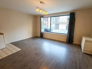 Ontdek dit charmante appartement van 53 m², perfect voor starters of als investering. Binnenin geniet u van een lichte woonkamer, een praktische keuken en een badkamer met bad. Het appartement beschikt ook over een eigen buitenruimte, ideaal om te ontspannen in de frisse lucht. Gelegen in een levendige buurt met alle nodige voorzieningen binnen handbereik, biedt dit appartement comfortabel en betaalbaar wonen. <br /><br />- Gezellige woonkamer met voldoende lichtinval<br />- Praktische keuken met functionele indeling<br />- Badkamer met bad<br />- Buitenruimte om te relaxen<br />- Centrale ligging met goede bereikbaarheid<br />- Bewoonbare oppervlakte: 53 m²<br />- EPC-score: D<br />- Ideaal voor starters of investeerders