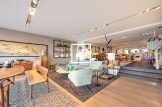 À LOUER: Spacieux rez-de-chaussée commercial sur la digue au Zoute avec large vitrine<br /><br />Ce rez-de-chaussée commercial bénéficie d’un emplacement de choix et offre une surface de vente de 168 m², complétée par une terrasse arrière de 11,5 m² et une cave sèche de 23,3 m² avec accès direct. La large vitrine de près de 7 mètres assure une visibilité maximale et une belle luminosité naturelle.<br /><br />Conditions de location<br />Revenu cadastral annuel (2024): €3.500<br />Charges communes: environ €350/mois