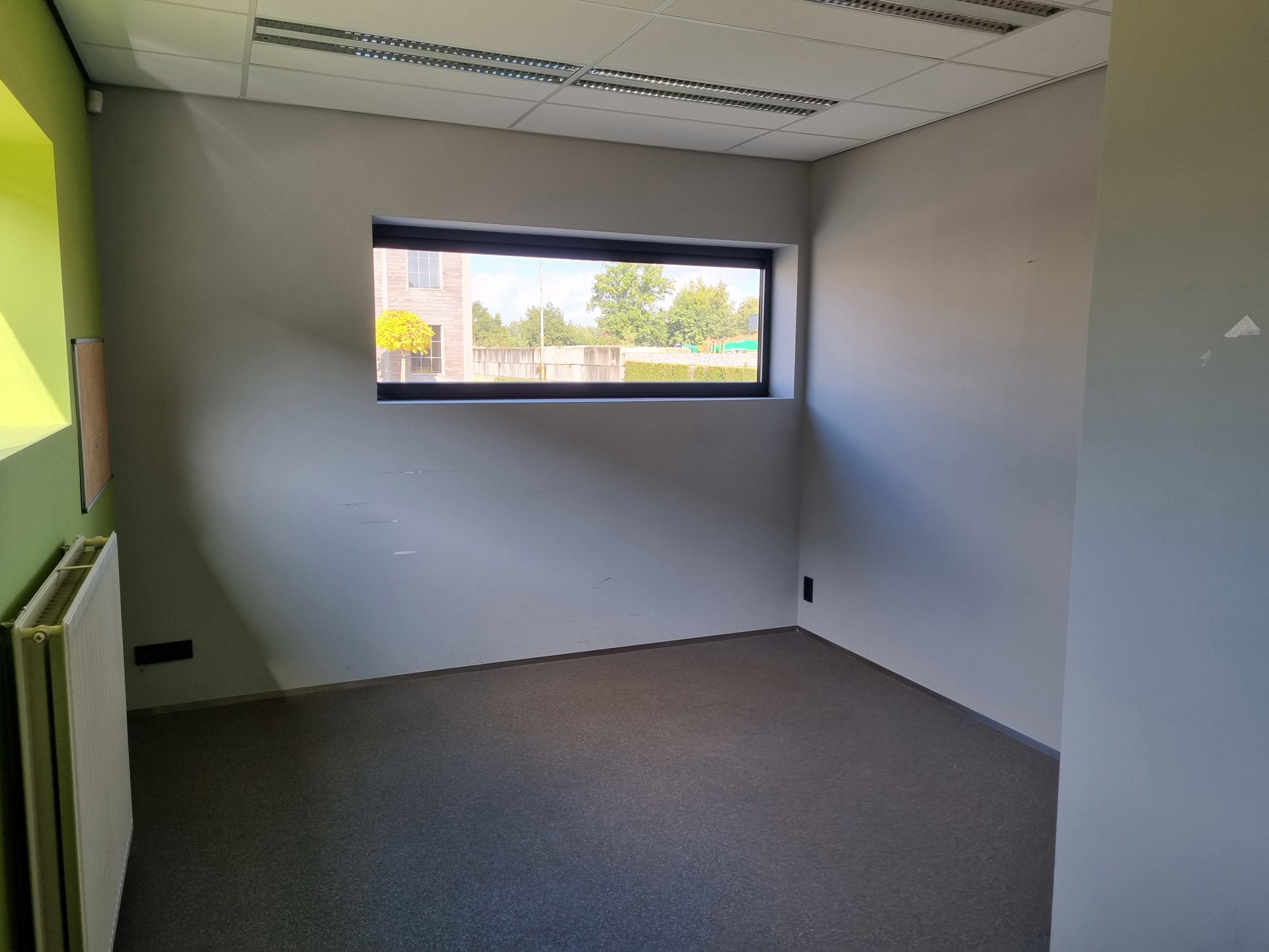 TE HUUR: Bedrijfshal met kantoren en appartement in Meeuwen - foto 5