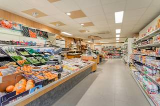 Bent u op zoek naar een veelzijdige eigendom in Kortrijk? Dit pand combineert een commercieel gelijkvloers met een kwalitatief...