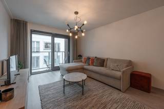 Instapklaar appartement met 1 slaapkamer op het zesde verdiep met lateraal zeezicht te Blankenberge. Gelegen op een uitstekende locatie aan de zeedijk en strand, op wandelafstand van het levendige centrum, openbaar vervoer.... Recente Residentie met zeer gunstige EPC (A-label).<br /><br />Indeling als volgt: inkomhal, gezellige woonkamer met schuifraam naar het terras en lateraal zeezicht, open en volledig ingerichte keuken, aparte berging/wasplaats, badkamer met inloopdouche en wastafel, apart toilet en slaapkamer met ingemaakte kasten.<br /><br />Ideaal voor wie op zoek is naar een instapklare woonst of een tweede verblijf aan zee. Het appartement wordt verkocht onder de formule van erfpacht. Dit biedt verschillende voordelen. Voor het gebruik van de grond betaalt de erfpachter aan de grondeigenaar een jaarlijkse som geld, ook wel canon genoemd. Deze canon is fiscaal aftrekbaar.<br /><br />Voor meer informatie of een bezoek ter plaatse, aarzel niet en bel Gaëlle op het nummer 0479 17 17 17.