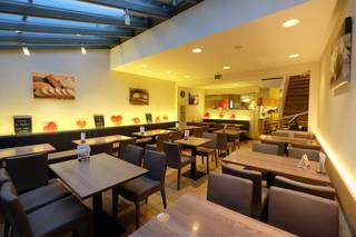 Een toplocatie en uitermate geschikt voor een pizzeria, een broodjesbar, een soepbar, ... om af te halen en ter plaatse te verbruiken (215m²,...