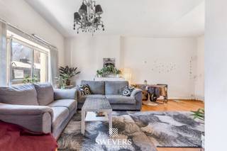 Interesse? Meer informatie op www.SWEVERS.be. - Dit karaktervolle appartement op de tweede verdieping in de Minderbroedersstraat 48 in hartje Hasselt biedt 91 m² bewoonbare oppervlakte, met een ruime leefruimte van 24,82 m², een aparte keuken en 2 slaapkamers. Gebouwd in 1937, maar voorzien van nieuwe pvc-ramen met hoogrendementsglas (2025). Het appartement is op te frissen en biedt veel potentieel voor persoonlijke inrichting of waardeverhogende renovatie.<br /><br />De topligging in het centrum van Hasselt betekent dat winkels, restaurants en openbaar vervoer op wandelafstand liggen. Het gebouw beschikt over een lift. Momenteel is het appartement verhuurd aan 625 euro/maand zonder gemeenschappelijke kosten. Kortom is dit een uitstekende investering of een ideale eerste eigen stek aan een zeer aantrekkelijke aankoopprijs. <br /><br />Plan snel een bezichtiging en laat je betoveren door de talloze mogelijkheden van deze woning! Wij helpen je maar al te graag verder tijdens een persoonlijke rondleiding. tel. 011 255 155. Bron bewoonbare oppervlakte: EPC – verslag.